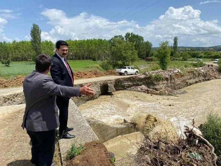 KUVVETLİ SAĞANAK SELE SEBEP OLDU, KÖY YOLU VE KÖPRÜ YIKILDI - 4