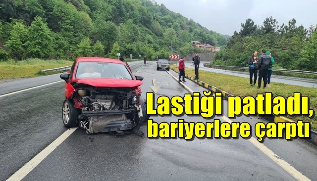 Lastiği patlayan otomobil bariyerlere çarptı