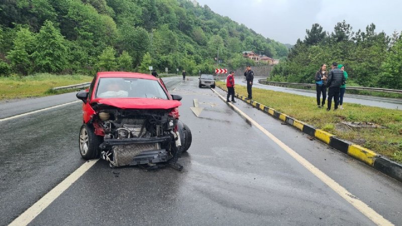 Lastiği patlayan otomobil bariyerlere çarptı - 2