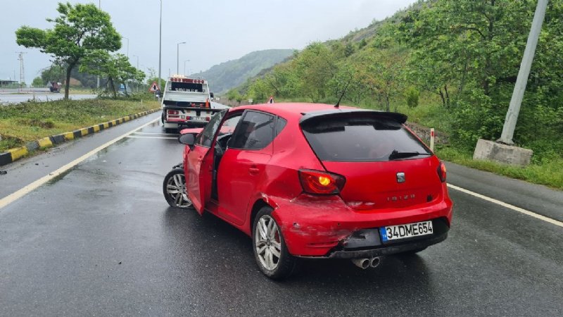 Lastiği patlayan otomobil bariyerlere çarptı - 4