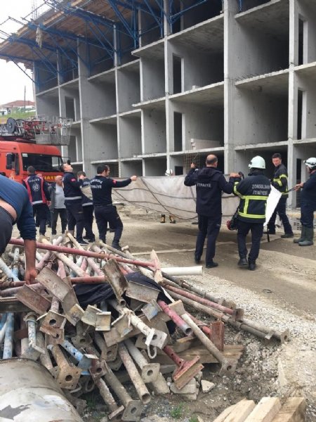 Maaşlarını alamadıkları iddia eden işçiler eylemde... VİNCE ÇIKTILAR - 1