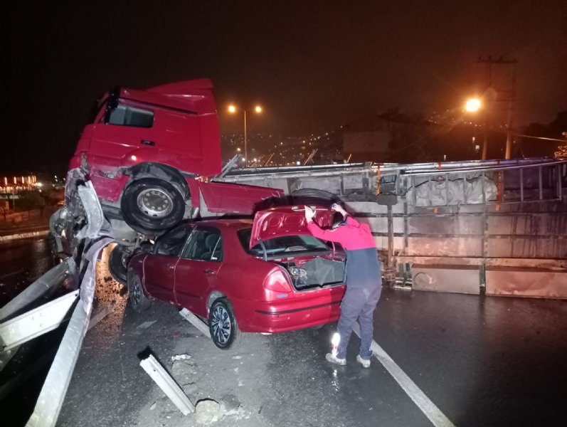 OTOMOBİLLERE ÇARPAN ODUN YÜKLÜ TIR DEVRİLDİ  - 1