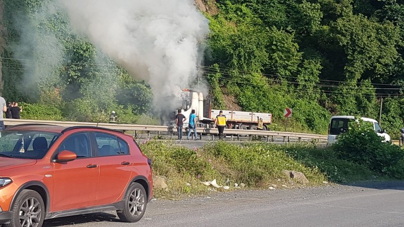 Ereğli Alaplı karayolunda korkutan anlar... TIR ALEVLERE TESLİM OLDU - 1