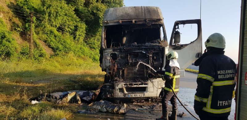 Ereğli Alaplı karayolunda korkutan anlar... TIR ALEVLERE TESLİM OLDU - 2