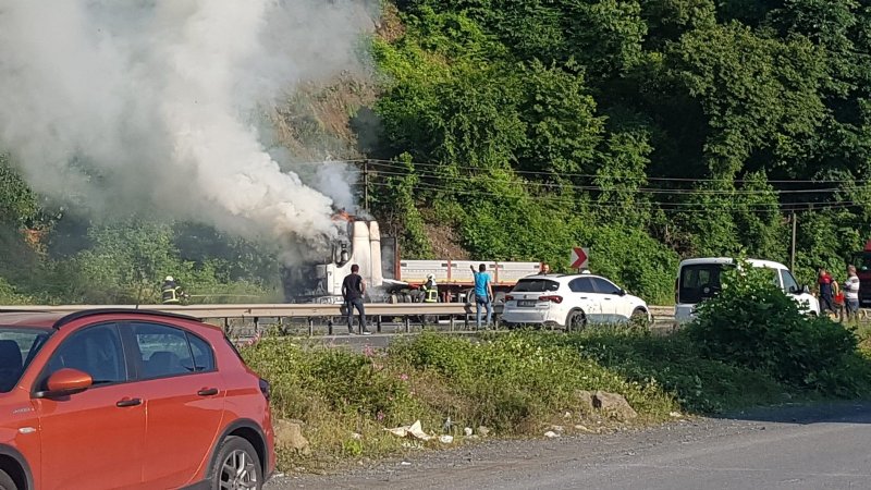 Ereğli Alaplı karayolunda korkutan anlar... TIR ALEVLERE TESLİM OLDU - 3