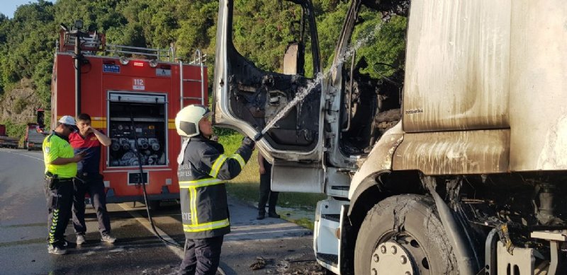 Ereğli Alaplı karayolunda korkutan anlar... TIR ALEVLERE TESLİM OLDU - 4