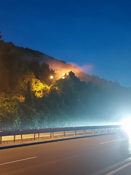 Evinin önünde ateş yaktı,  EKİPLER ALARMA GEÇTİ - 1