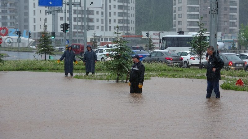 KARAYOLU KAPANDI, İŞYERLERİNİ SU BASTI! - 6