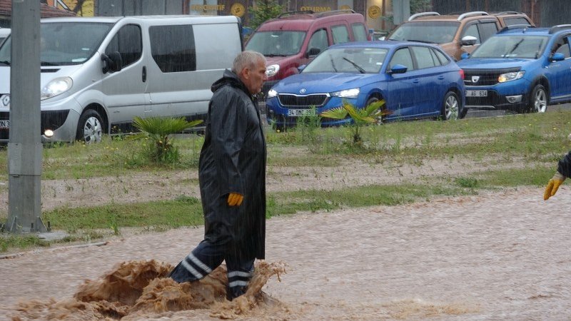 KARAYOLU KAPANDI, İŞYERLERİNİ SU BASTI! - 7