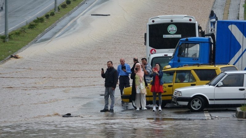 KARAYOLU KAPANDI, İŞYERLERİNİ SU BASTI! - 8