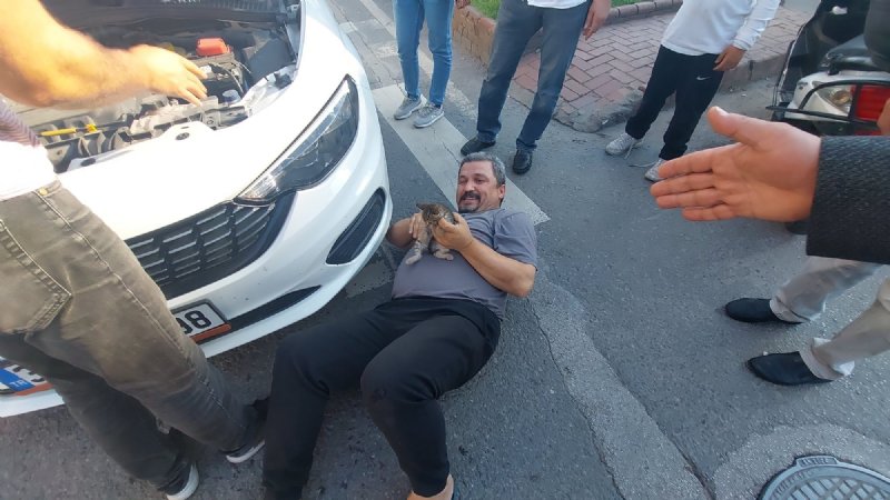 MOTORA SIKIŞAN KEDİ İÇİN SEFERBER OLDULAR - 2