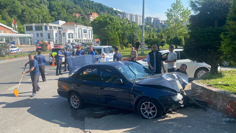 MOTOSİKLETE ÇARPIP KARŞI ŞERİDE GEÇTİ: 2 YARALI - 1