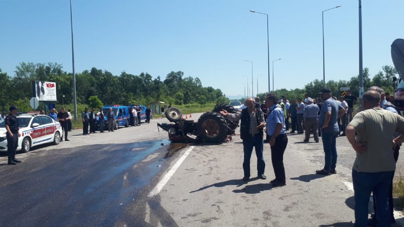 Otomobil ile traktör çarpıştı: 1 ÖLÜ 2 YARALI - 1