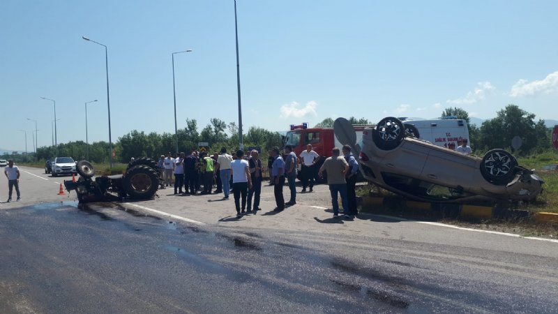 Otomobil ile traktör çarpıştı: 1 ÖLÜ 2 YARALI - 2