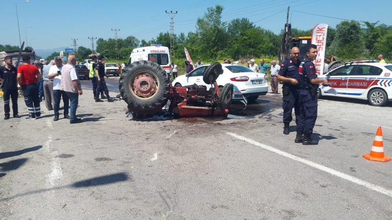 Otomobil ile traktör çarpıştı: 1 ÖLÜ 2 YARALI - 3