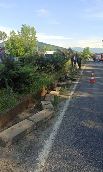 Refüje çıkarak takla attı: 3 yaralı - 1