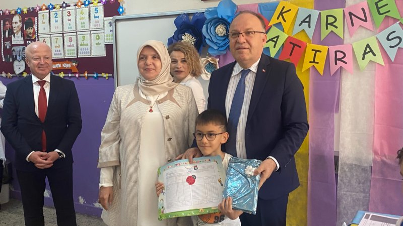 VALİ TUTULMAZ KARNE SEVİNCİNE ORTAK OLDU - 2