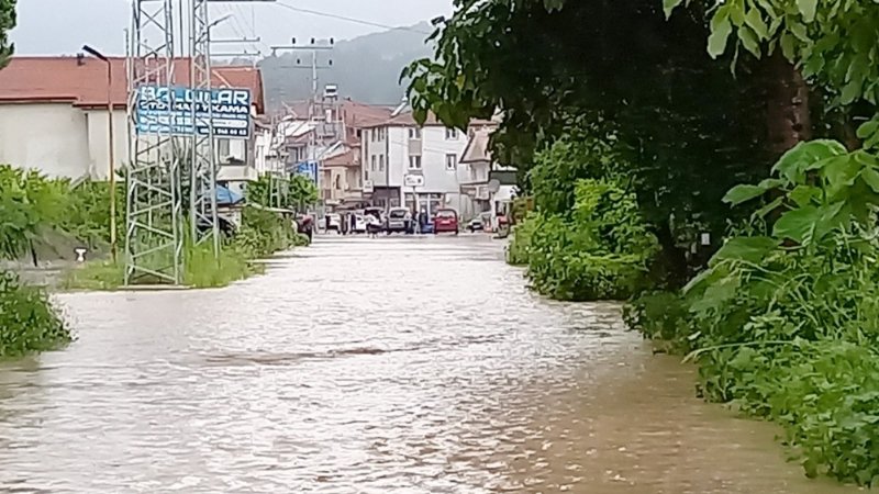 Esnaf dükkanlarını tahliye ediyor, yollar kapandı… EREĞLİ’NİN YAĞMURLA İMTİHANI - 2