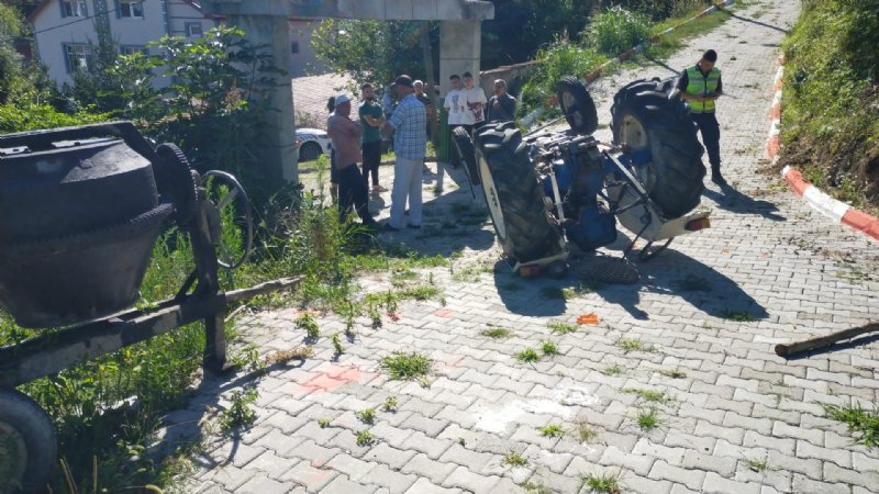 Harç tankeri bağlı traktörüyle takla atan sürücü yaralandı - 4