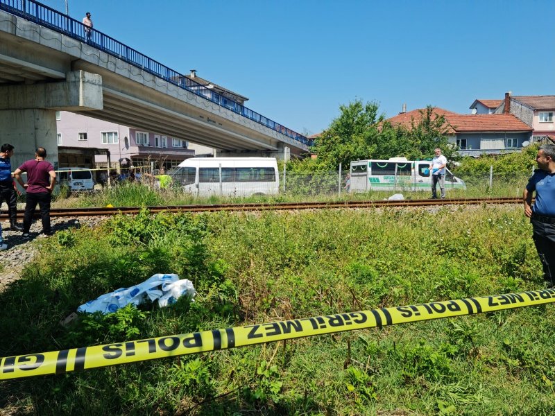 KARŞIYA GEÇMEK İSTEYEN KADINA TREN ÇARPTI - 1