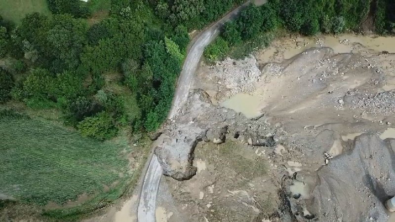 KÖYLERİ İLÇEYE BAĞLAYAN YOL ÇÖKTÜ! - 2