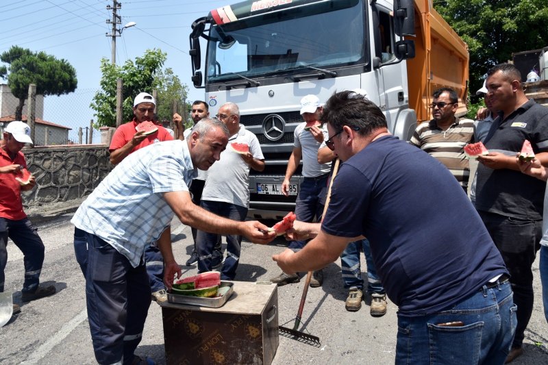 Posbıyık asfalt çalışmalarını yerinde inceledi… İŞÇİLERE KARPUZ İKRAM ETTİ - 1