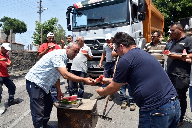  Posbıyık asfalt çalışmalarını yerinde inceledi… İŞÇİLERE KARPUZ İKRAM ETTİ - 1