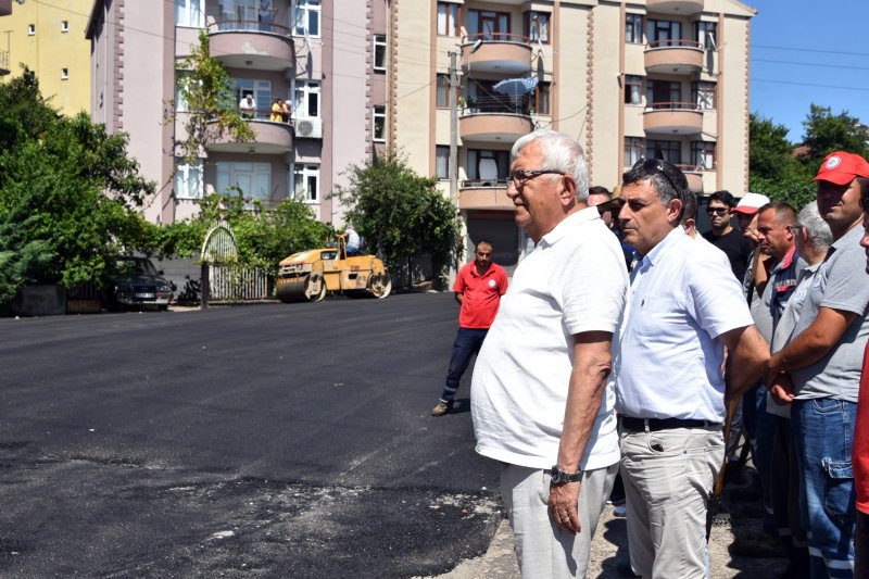 Posbıyık asfalt çalışmalarını yerinde inceledi… İŞÇİLERE KARPUZ İKRAM ETTİ - 2