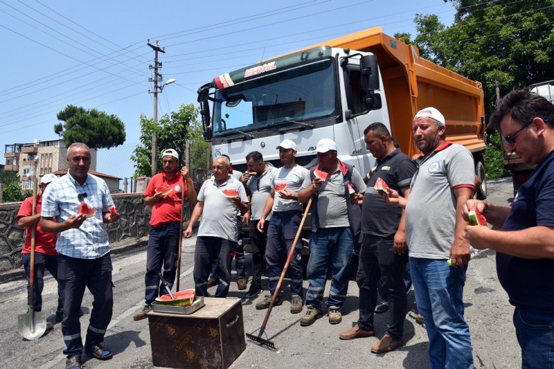  Posbıyık asfalt çalışmalarını yerinde inceledi… İŞÇİLERE KARPUZ İKRAM ETTİ - 3