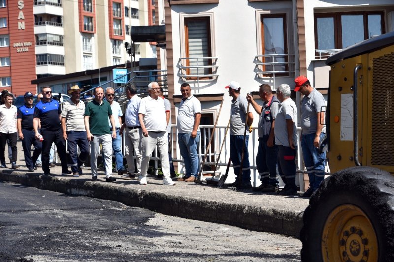  Posbıyık asfalt çalışmalarını yerinde inceledi… İŞÇİLERE KARPUZ İKRAM ETTİ - 4