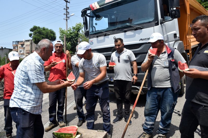  Posbıyık asfalt çalışmalarını yerinde inceledi… İŞÇİLERE KARPUZ İKRAM ETTİ - 7