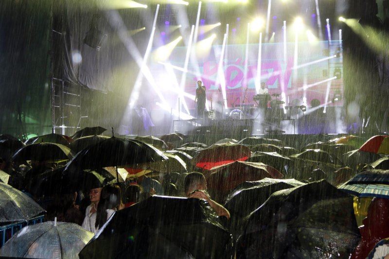  Sağanak yağmur altında şarkı söylediler... MELEK MOSSO VE KÖFN RÜZGARI - 11