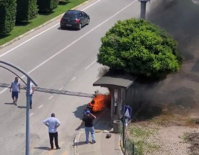 Seyir halindeki motosiklet alev alev yandı... SÜRÜCÜ KENDİNİ ZOR KURTARDI - 2