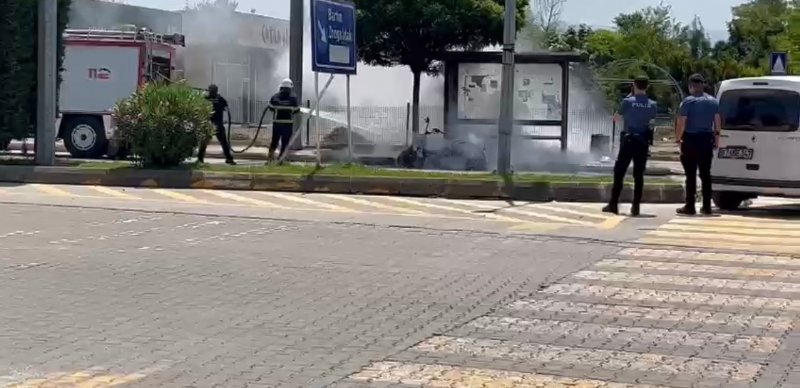Seyir halindeki motosiklet alev alev yandı... SÜRÜCÜ KENDİNİ ZOR KURTARDI - 3