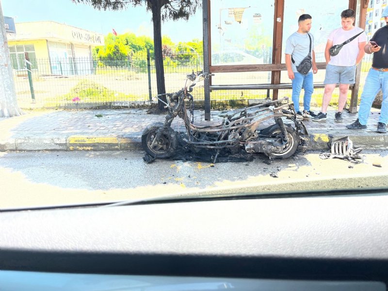 Seyir halindeki motosiklet alev alev yandı... SÜRÜCÜ KENDİNİ ZOR KURTARDI - 4