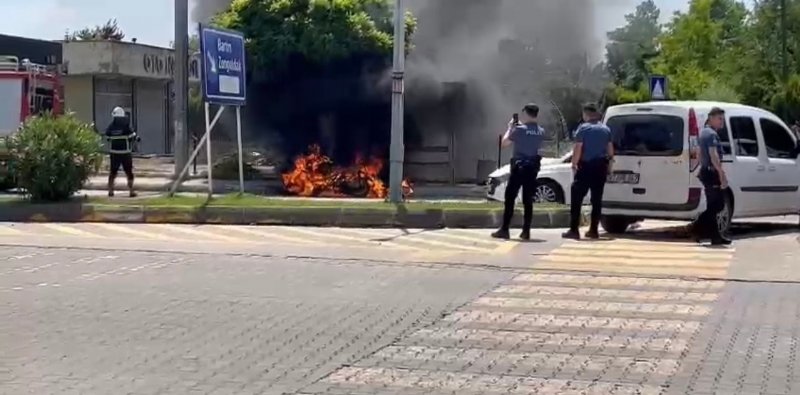 Seyir halindeki motosiklet alev alev yandı... SÜRÜCÜ KENDİNİ ZOR KURTARDI - 5