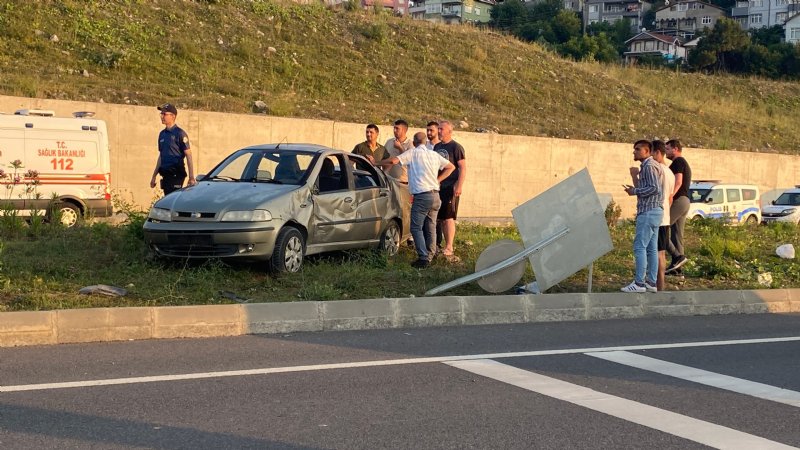 Takla atan araçta, 4 kişi yaralandı  - 1