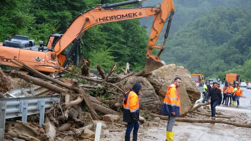 Yaz yağmuru hayatı olumsuz etkiledi... HEYELAN VE SU BASKINLARI YAŞANDI - 10