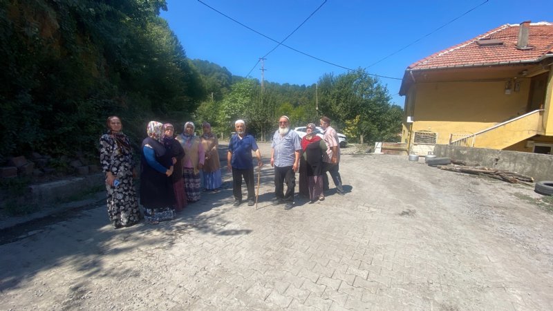 Barikat kurup yolu trafiğe kapattılar - 1