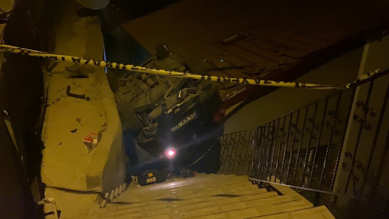 Saldırıdan kaçtı evin çatısına uçtu - 3