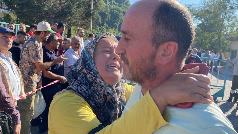 GÖÇÜKTEN ÇIKARTILAN YARALILAR HASTANELERE KALDIRILDI - 3
