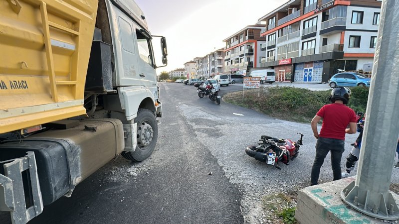 Kamyon ile motosiklet çarpıştı: 1 yaralı - 3