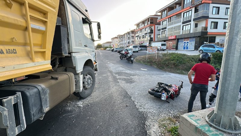 Kamyon ile motosiklet çarpıştı: 1 yaralı - 3