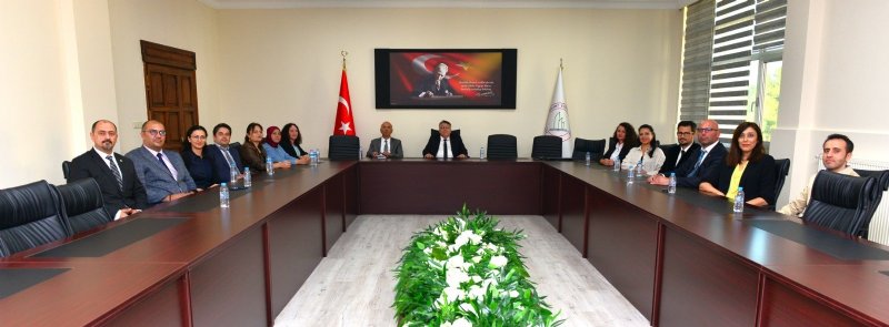 REKTÖR, SCOFOLA’23 ÜYELERİNE PLAKET VERDİ - 1