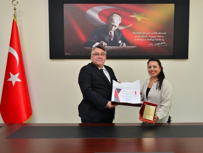 REKTÖR, SCOFOLA’23 ÜYELERİNE PLAKET VERDİ - 2