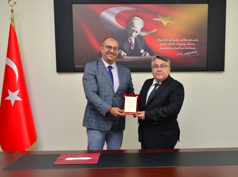 REKTÖR, SCOFOLA’23 ÜYELERİNE PLAKET VERDİ - 3