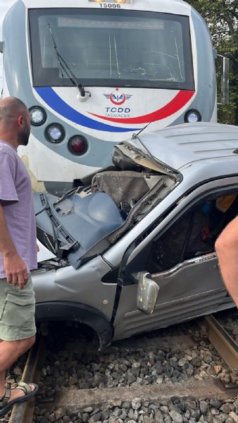 YOLCU TRENİ OTOMOBİLE ÇARPIŞTI!  - 1