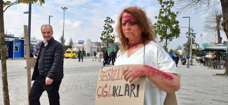 ´´DAYAK´´ MAKYAJI YAPAN KADIN, KADINA ŞİDDETE DİKKAT ÇEKTİ - 1