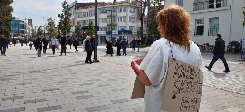 ´´DAYAK´´ MAKYAJI YAPAN KADIN, KADINA ŞİDDETE DİKKAT ÇEKTİ - 2
