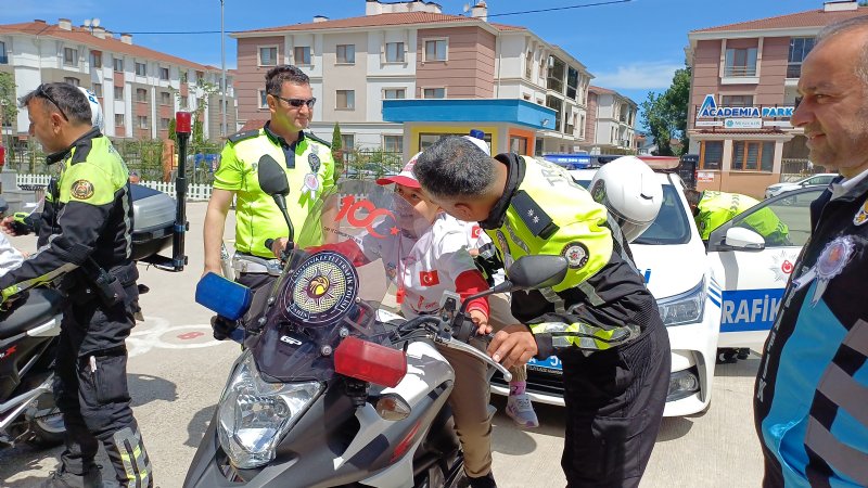 POLİSLERDEN ÖZEL ÖĞRENCİLERE SÜRPRİZ - 1